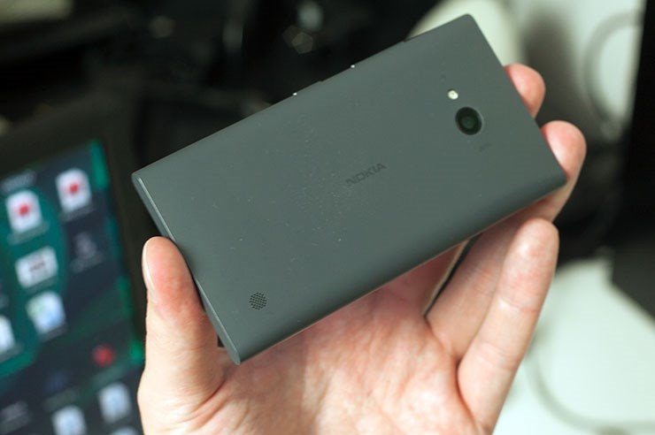 Nokia-Lumia-735-recenzija-iz-ruke-hands-on-review-8.jpg